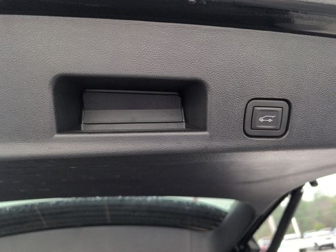 Used 2025 GMC Acadia Elevation image 8