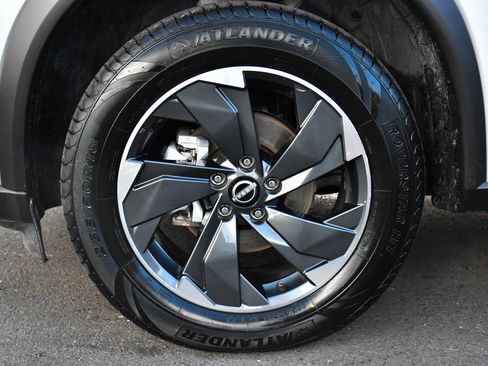 Used 2024 Nissan Rogue SV image 12