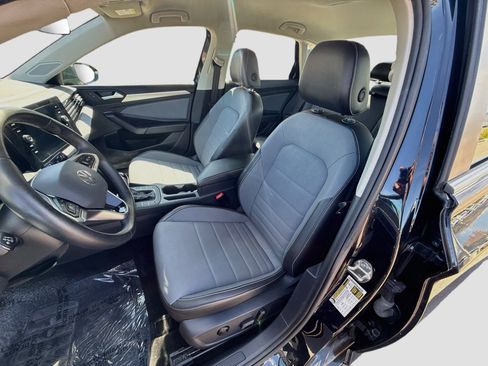 Used 2025 Volkswagen Jetta SE FWD image 13
