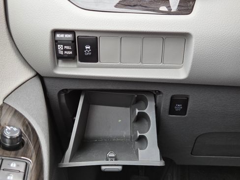 Used 2020 Toyota Sienna XLE FWD image 35