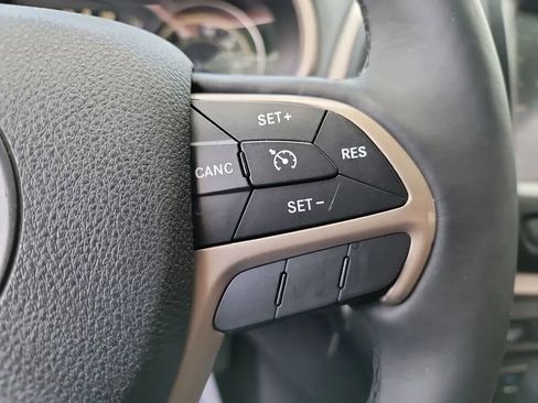 Used 2016 Jeep Cherokee Latitude w/ Cold Weather Group AWD/4WD image 21