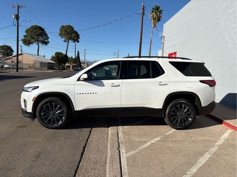 Used 2023 Chevrolet Traverse RS image 3