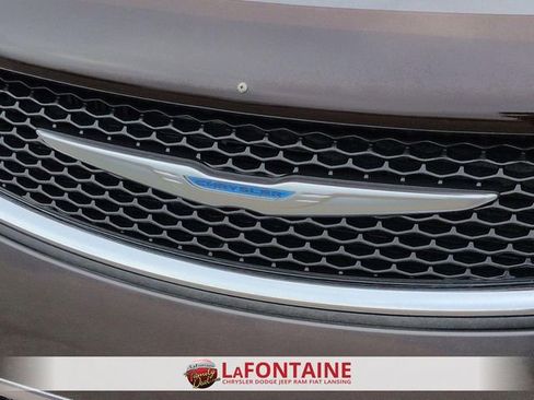 Used 2017 Chrysler Pacifica Touring-L w/ Tire & Wheel Group image 9