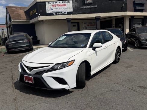 Used 2019 Toyota Camry SE image 18