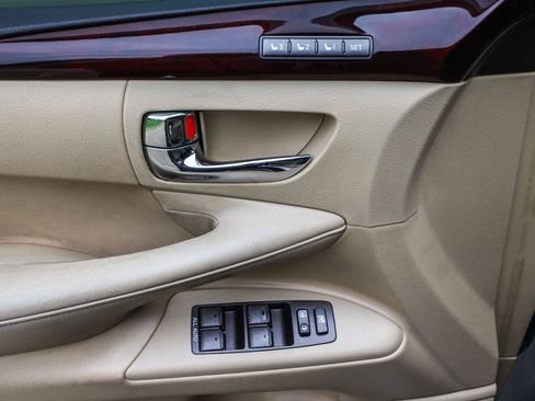 Used 2011 Lexus LX 570 4WD w/ Luxury Pkg image 40