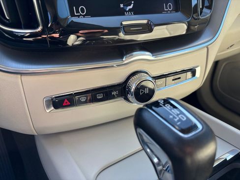 Used 2018 Volvo XC60 T5 Momentum w/ Convenience Package AWD/4WD image 27