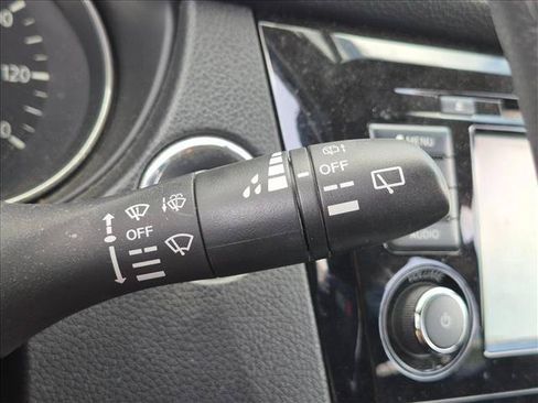 Used 2018 Nissan Rogue SV FWD image 7