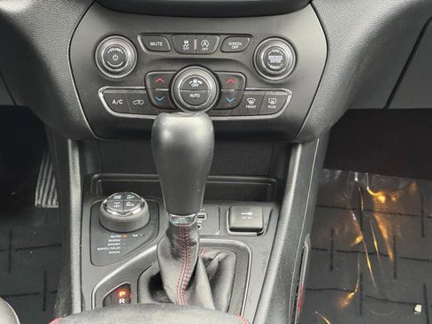 Used 2022 Jeep Cherokee Trailhawk w/ Comfort/Convenience Group image 14