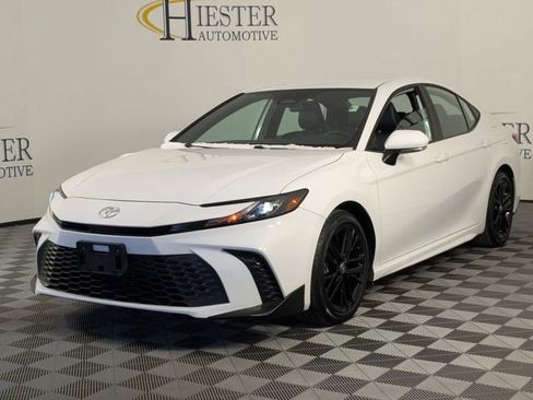 Used 2025 Toyota Camry SE image 4