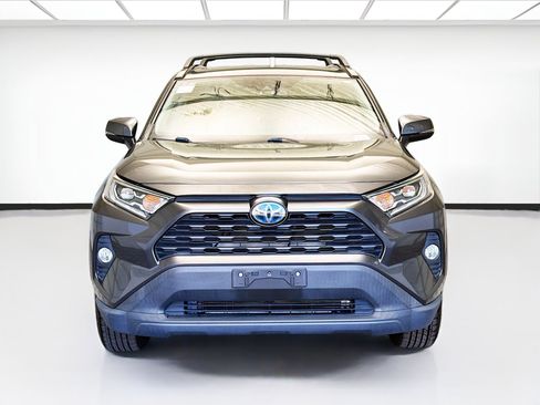 Used 2020 Toyota RAV4 XLE image 2
