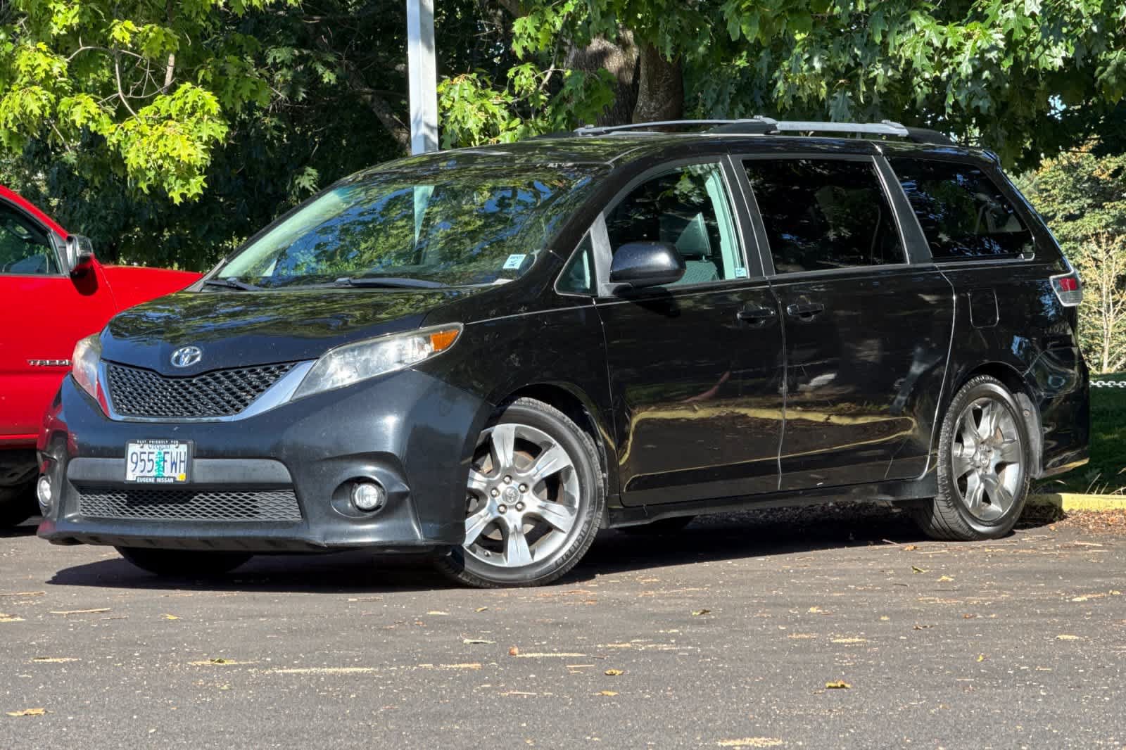 Used 2012 Toyota Sienna SE FWD image 1