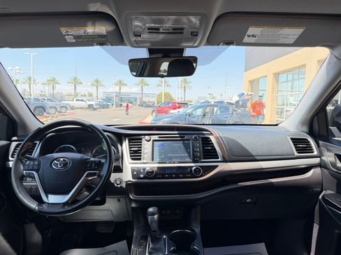 Used 2019 Toyota Highlander XLE FWD image 20