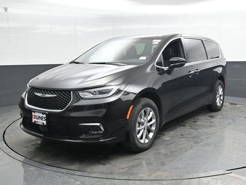 New 2026 Chrysler Pacifica Select AWD/4WD image 5