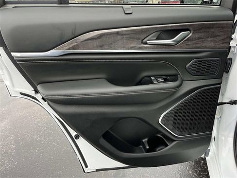 Used 2024 Jeep Grand Cherokee Overland w/ Luxury Tech Group IV image 21