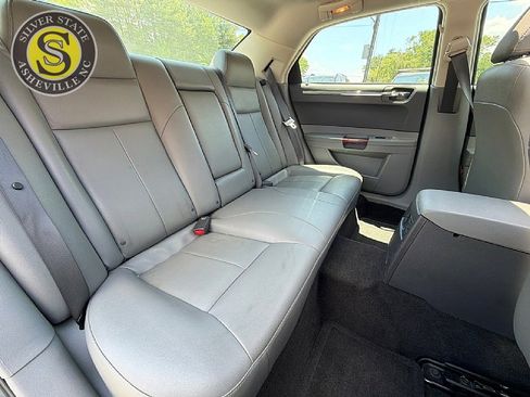 Used 2005 Chrysler 300 Touring RWD image 19