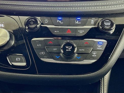 Used 2025 Chrysler Pacifica Limited image 18