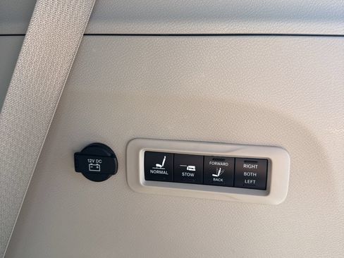 Used 2019 Chrysler Pacifica Limited FWD image 36