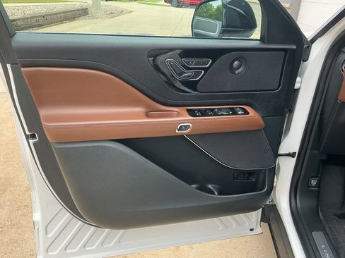 Used 2023 Lincoln Aviator Reserve w/ Equipment Group 201A AWD/4WD image 8