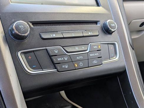 Used 2017 Ford Fusion SE w/ Fusion SE Technology Package image 8