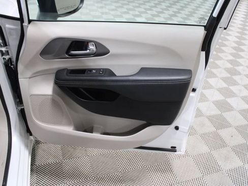 Used 2023 Chrysler Pacifica Touring-L image 22