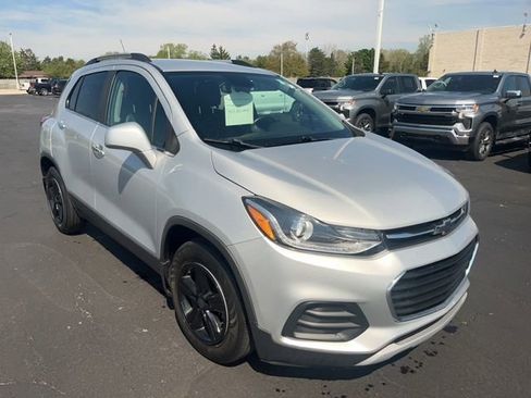 Used 2019 Chevrolet Trax LT w/ LT Convenience Package FWD image 4