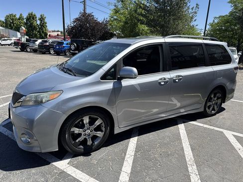 Used 2011 Toyota Sienna SE w/ Preferred Pkg FWD image 2