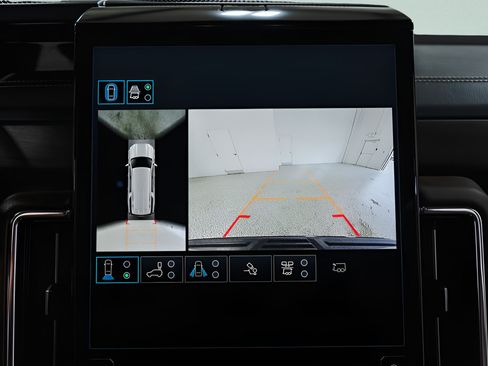 Used 2025 GMC Yukon XL Denali Ultimate AWD/4WD image 15