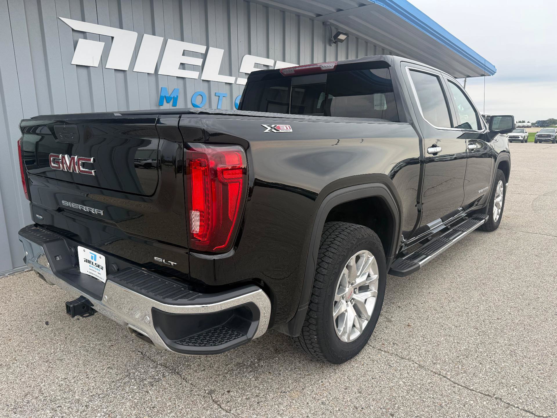 Used 2021 GMC Sierra 1500 SLT w/ SLT Premium Plus Package AWD/4WD image 6