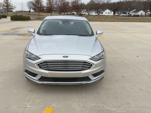 Used 2018 Ford Fusion SE image 3