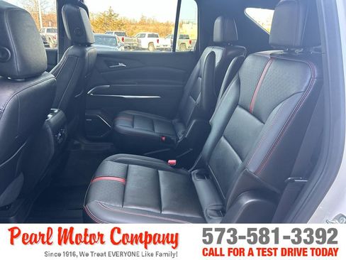 Used 2025 Chevrolet Traverse RS image 22