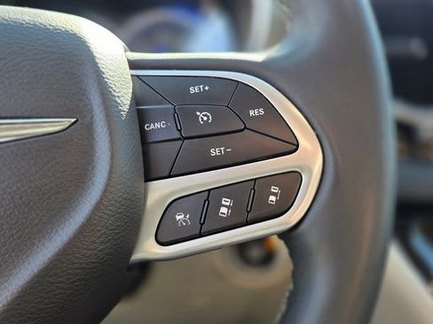 Used 2023 Chrysler Pacifica Touring-L image 28