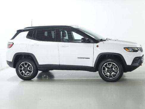Used 2025 Jeep Compass Trailhawk AWD/4WD image 11