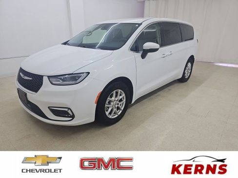 Used 2023 Chrysler Pacifica Touring-L image 1