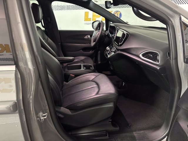 Used 2025 Chrysler Pacifica Select FWD image 14