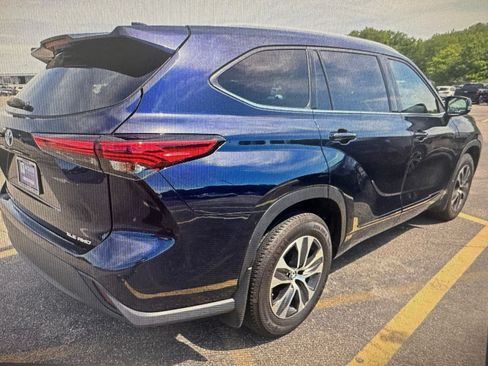 Used 2022 Toyota Highlander XLE AWD/4WD image 4