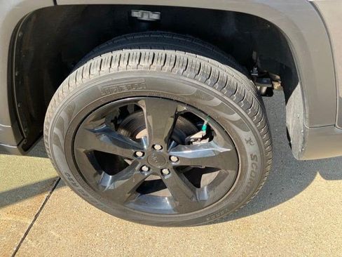 Certified 2023 Jeep Grand Cherokee Limited w/ Black Appearance Package AWD/4WD image 27