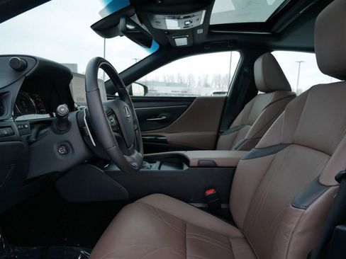 Certified 2025 Lexus ES 300h w/ Accessory Package (Z2) image 9