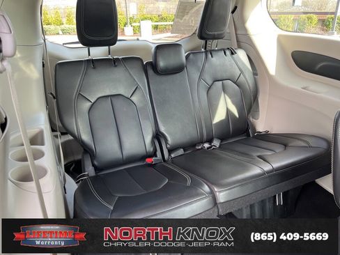 Used 2024 Chrysler Pacifica Touring-L image 23