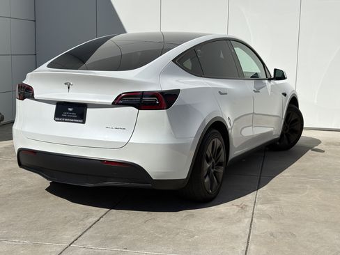 Used 2024 Tesla Model Y Long Range AWD/4WD image 7