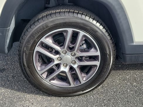 Used 2018 Jeep Compass Latitude w/ Popular Equipment Group FWD image 18