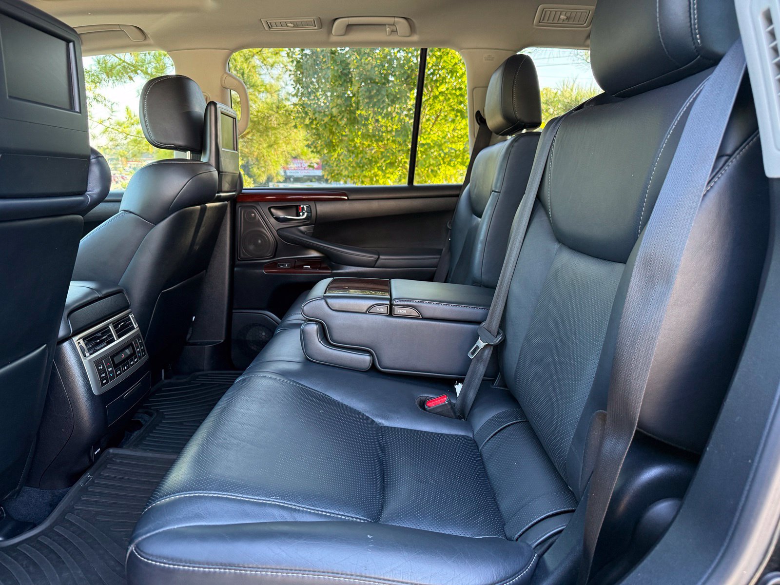Used 2015 Lexus LX 570 4WD image 39