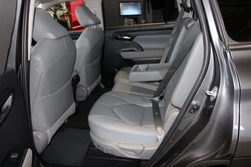 Used 2023 Toyota Highlander XLE AWD/4WD image 11