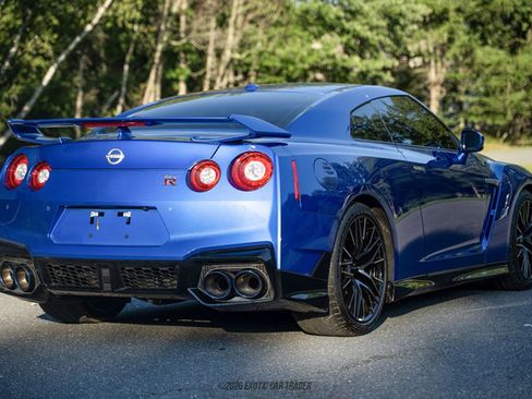 Used 2024 Nissan GT-R AWD/4WD image 8
