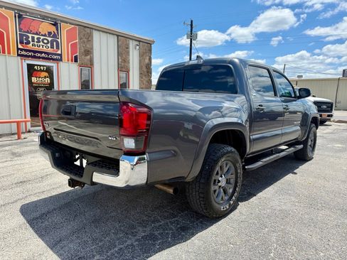 Used 2018 Toyota Tacoma SR5 AWD/4WD image 3