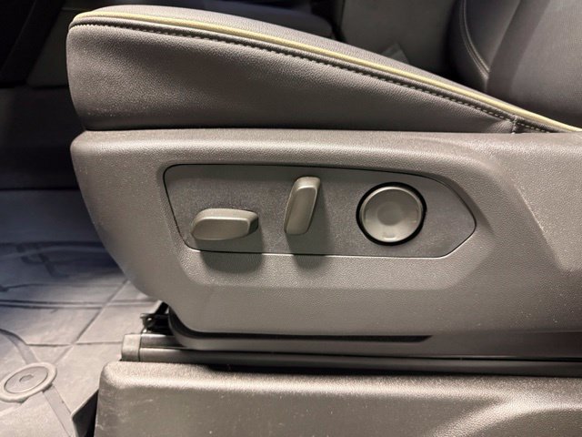 Used 2025 Chevrolet Tahoe Premier AWD/4WD image 17