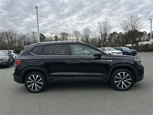 Used 2023 Volkswagen Taos SE w/ Panoramic Sunroof Package image 6