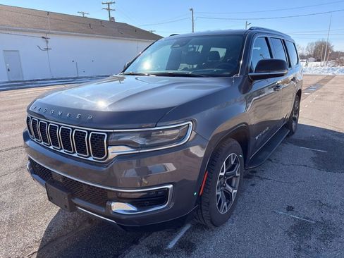 Used 2023 Jeep Wagoneer Series III w/ Preferred Equipment Group image 2