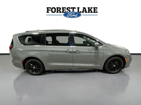 Used 2022 Chrysler Pacifica Touring-L FWD image 8