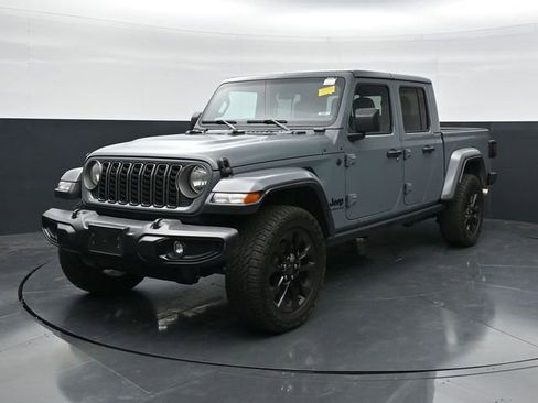 Used 2025 Jeep Gladiator Sport AWD/4WD image 5