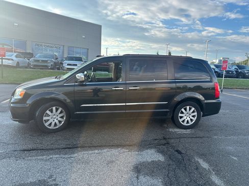Used 2012 Chrysler Town & Country Touring-L w/ Entertainment Group #2 FWD image 6